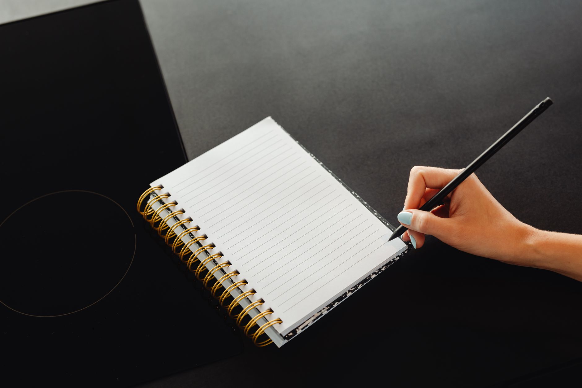 Carnet à spirale ouvert et stylo pour noter les étapes d'une démarche
