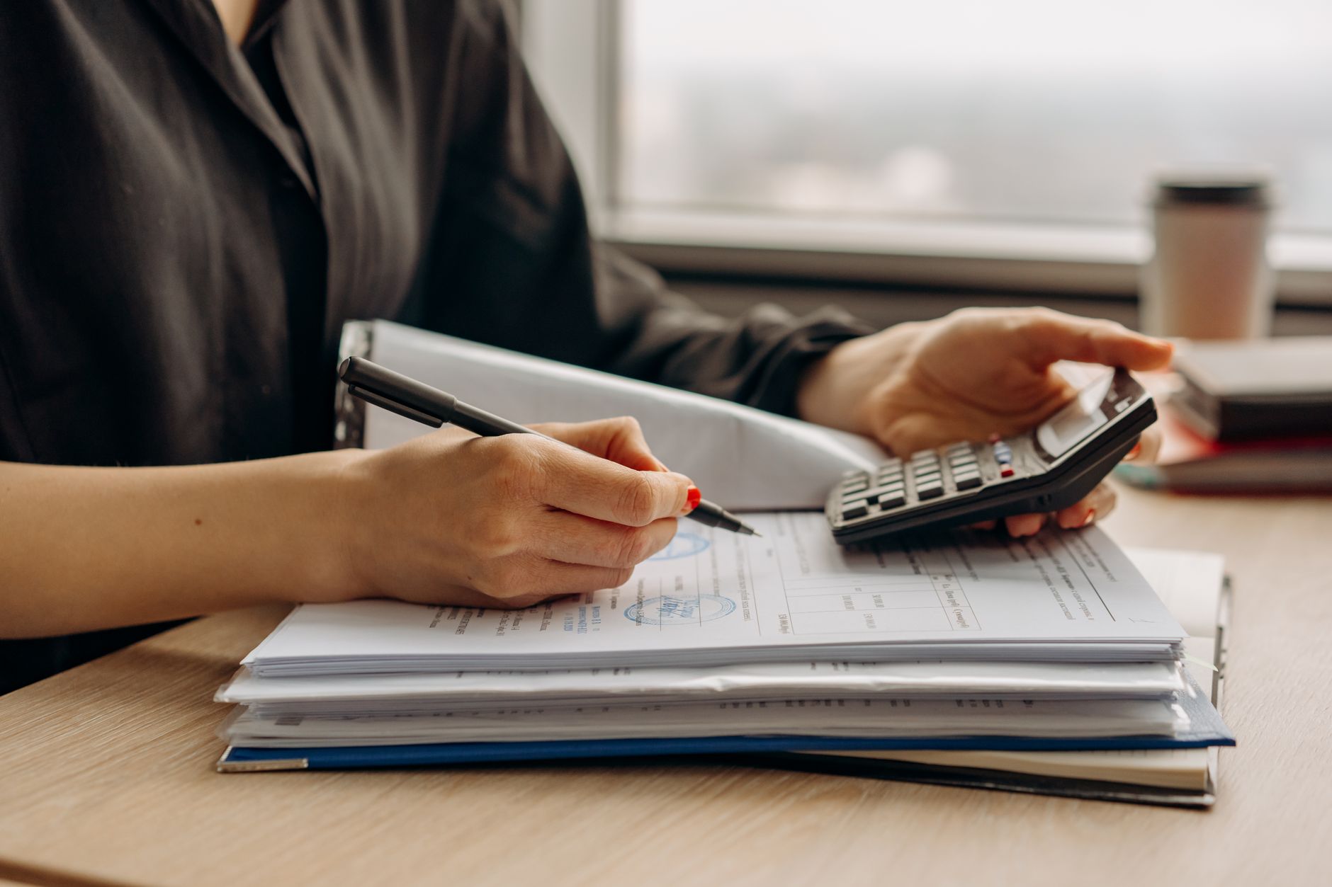 Calculatrice et dossier de documents utilisés pour estimer la valeur d'un véhicule